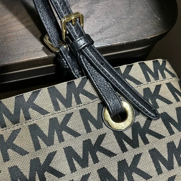 Michael Kors MK Tote - Picture 4 of 6